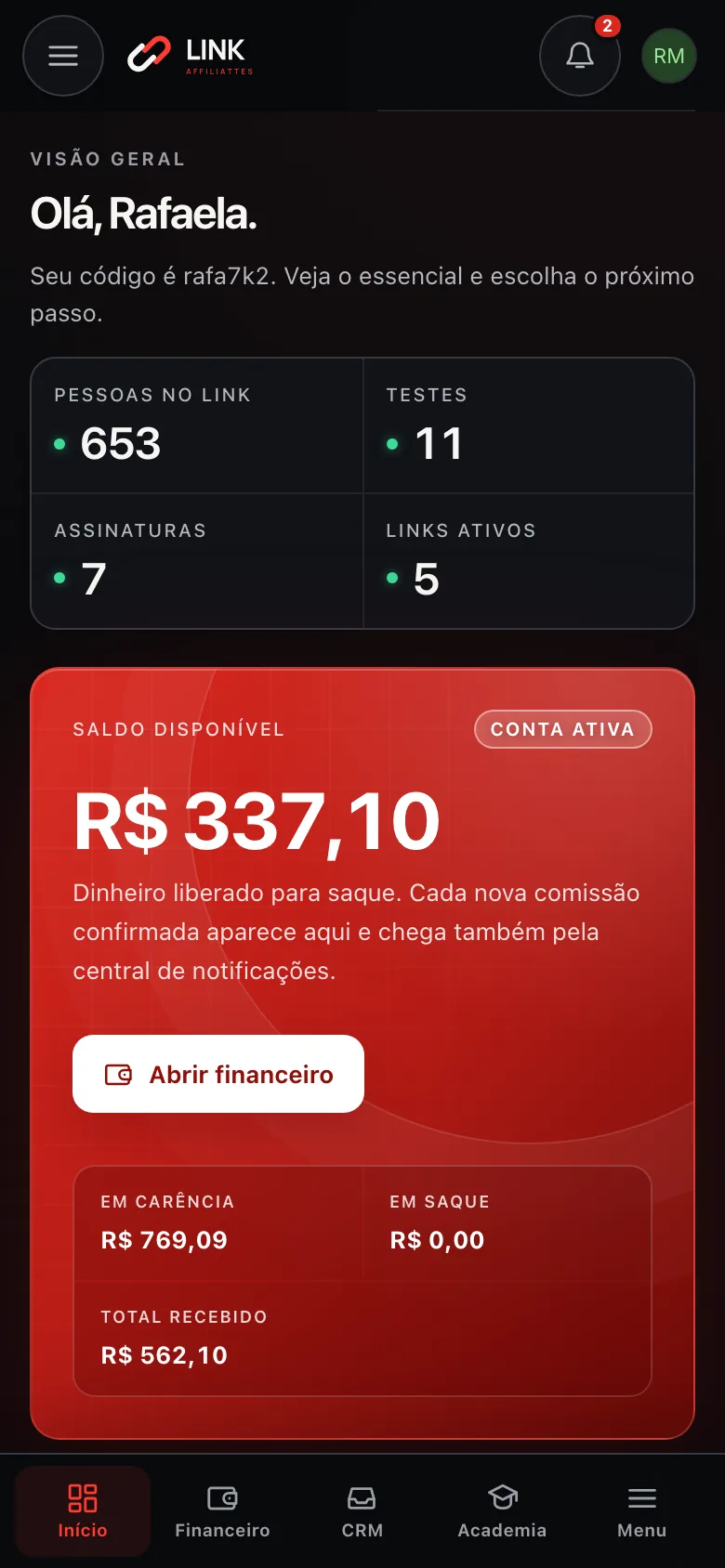 A mesma visão geral do painel no celular, instalada pelo navegador: saldo disponível e a barra de baixo com Início, Financeiro, CRM, Academia e Menu