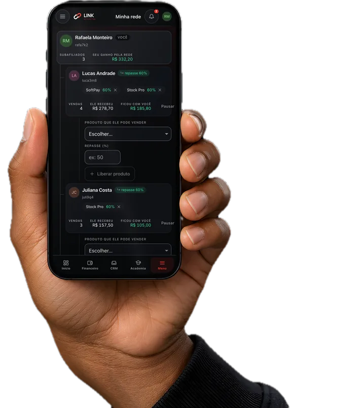 Mão segurando o celular com a tela da rede de subafiliados no painel do Link Affiliattes